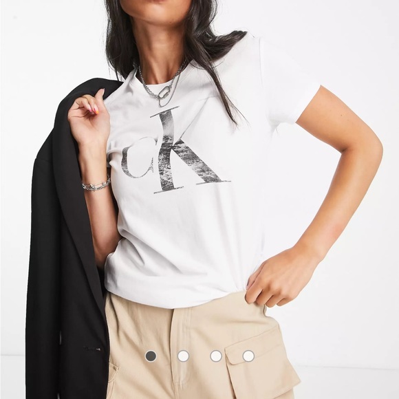 Calvin Klein short sleeve iconic t-shirt with wave logo in white - Picture 1 of 4